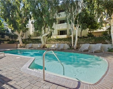 5325 Newcastle Avenue - Photo Thumbnail 25