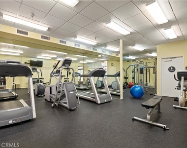 5325 Newcastle Avenue - Photo Thumbnail 23