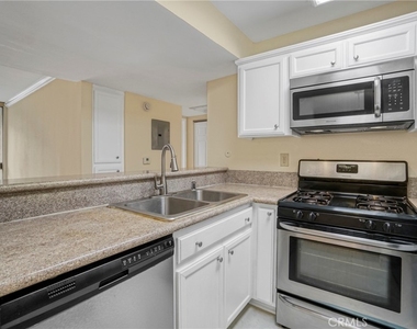 5325 Newcastle Avenue - Photo Thumbnail 4