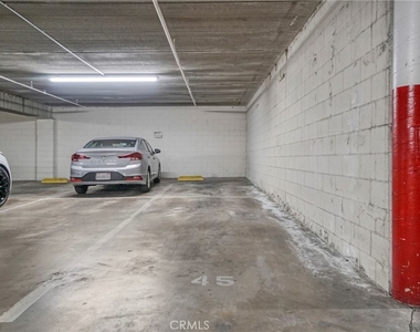 5325 Newcastle Avenue - Photo Thumbnail 18