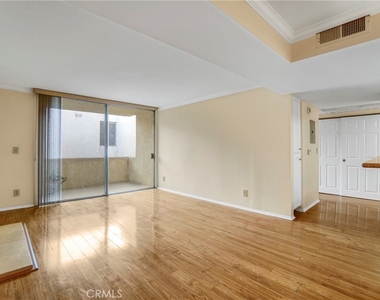 5325 Newcastle Avenue - Photo Thumbnail 2