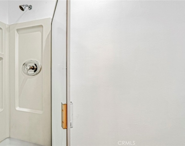 5325 Newcastle Avenue - Photo Thumbnail 15