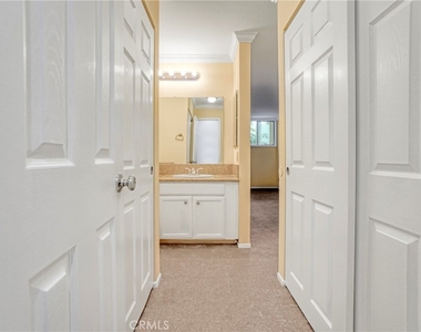 5325 Newcastle Avenue - Photo Thumbnail 13