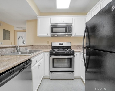 5325 Newcastle Avenue - Photo Thumbnail 3