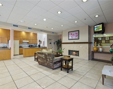 5325 Newcastle Avenue - Photo Thumbnail 20