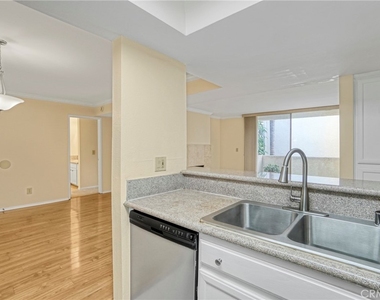 5325 Newcastle Avenue - Photo Thumbnail 5