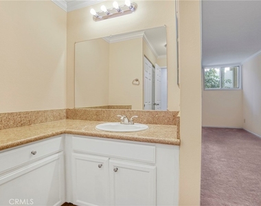 5325 Newcastle Avenue - Photo Thumbnail 14