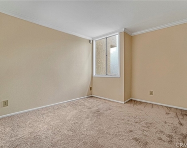 5325 Newcastle Avenue - Photo Thumbnail 9