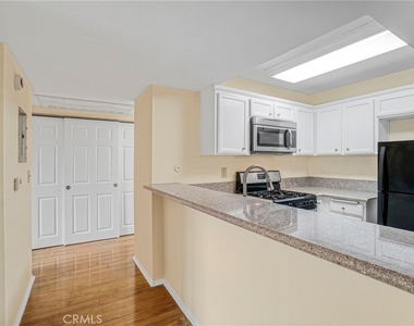 5325 Newcastle Avenue - Photo Thumbnail 16