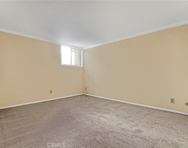 5325 Newcastle Avenue - Photo Thumbnail 12