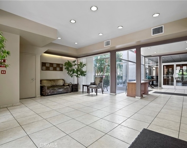 5325 Newcastle Avenue - Photo Thumbnail 19