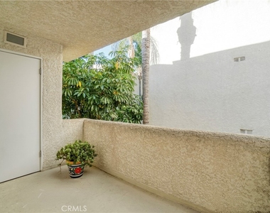 5325 Newcastle Avenue - Photo Thumbnail 7