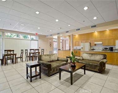 5325 Newcastle Avenue - Photo Thumbnail 21