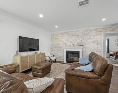 586 Del Mar - Photo Thumbnail 11