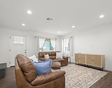 586 Del Mar - Photo Thumbnail 2