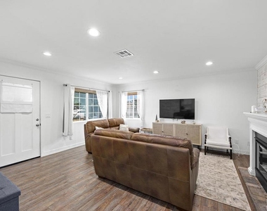586 Del Mar - Photo Thumbnail 9