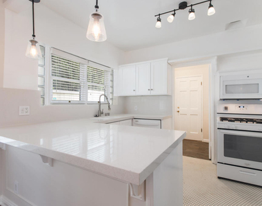 1726 N Vista Street - Photo Thumbnail 7