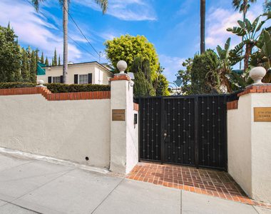 1726 N Vista Street - Photo Thumbnail 34