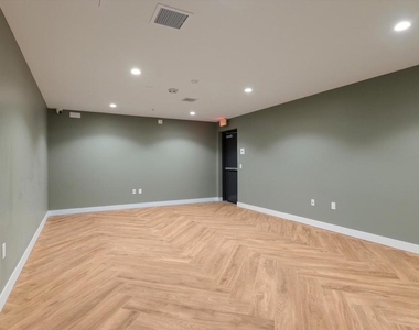 18900 Parthenia Street - Photo Thumbnail 31