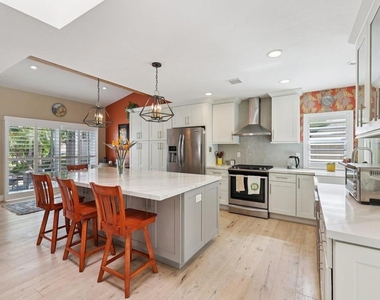 1767 Woodbine Place - Photo Thumbnail 15