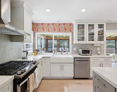 1767 Woodbine Place - Photo Thumbnail 16