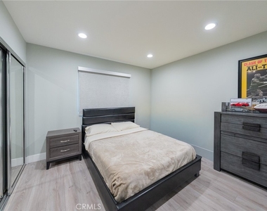 7719 Rhodes - Photo Thumbnail 11