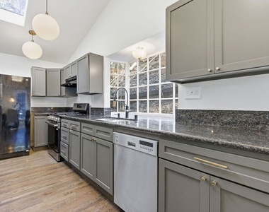 9820 Yoakum Drive - Photo Thumbnail 5