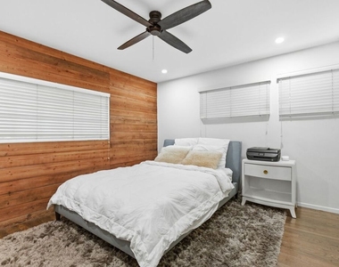 9820 Yoakum Drive - Photo Thumbnail 16