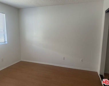 955 S Normandie Avenue - Photo Thumbnail 17