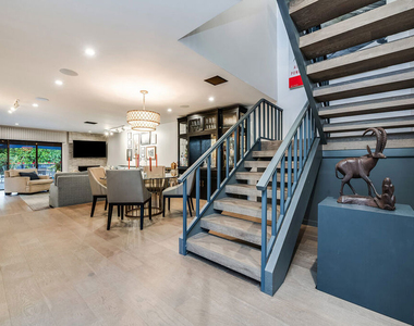 4635 Clybourn Avenue - Photo Thumbnail 12
