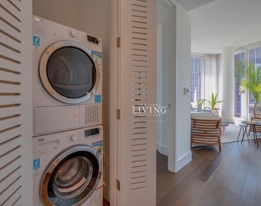 222 East 44th Street - Photo Thumbnail 4