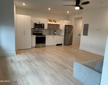 385 Broadway - Photo Thumbnail 1