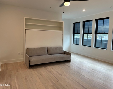 385 Broadway - Photo Thumbnail 3