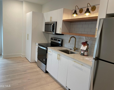 385 Broadway - Photo Thumbnail 2
