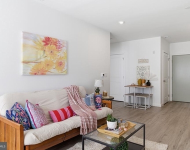 915 N Broad Street - Photo Thumbnail 4