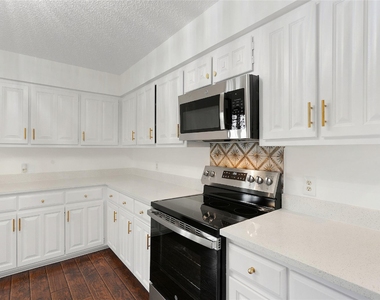 21205 National Dr - Photo Thumbnail 5