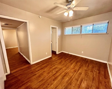 3304 Red River St - Photo Thumbnail 5