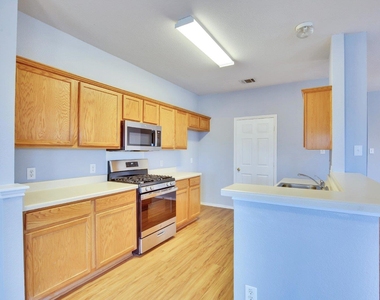 1002 Remington Dr - Photo Thumbnail 11