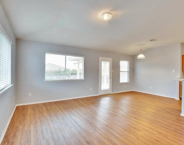 1002 Remington Dr - Photo Thumbnail 10