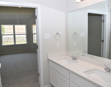 208 Shugart St - Photo Thumbnail 18