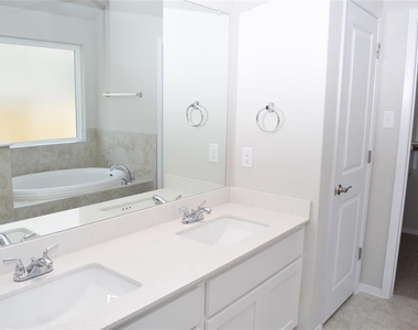 208 Shugart St - Photo Thumbnail 16