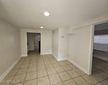 925 Phillips Street - Photo Thumbnail 1