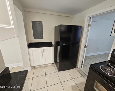 925 Phillips Street - Photo Thumbnail 4