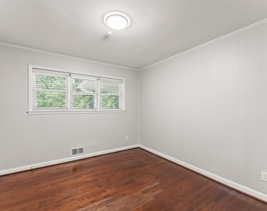 2352 Elmwood Circle Se - Photo Thumbnail 17