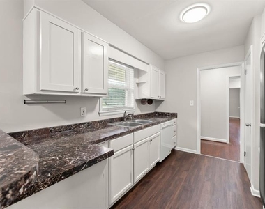 2352 Elmwood Circle Se - Photo Thumbnail 7