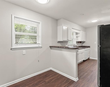 2352 Elmwood Circle Se - Photo Thumbnail 9