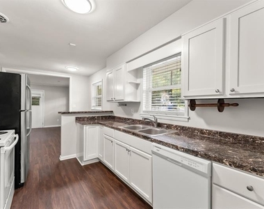 2352 Elmwood Circle Se - Photo Thumbnail 8