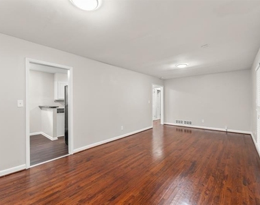 2352 Elmwood Circle Se - Photo Thumbnail 4
