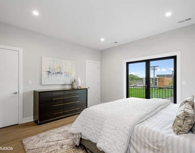 6242 S Greenwood Avenue - Photo Thumbnail 10