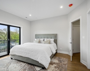 6242 S Greenwood Avenue - Photo Thumbnail 11